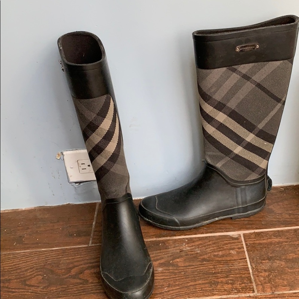 Burberry rain boots size 8